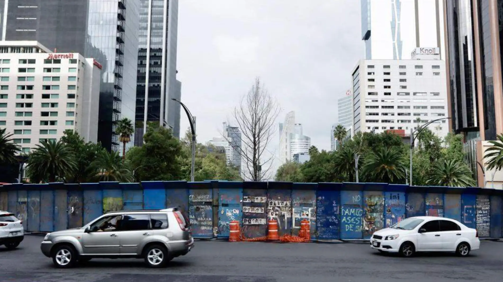 AUTORIDADES DEL GOBIERNO DE LA CDMX, CERRARON CON PLACAS DE METAL LOS ALREDEDORES DE LA GLORIETA DEL AHUEHUETE SOBRE PASEO DE LA REFORMA. FOTO ADRIÁN VÁZQUEZ (3)